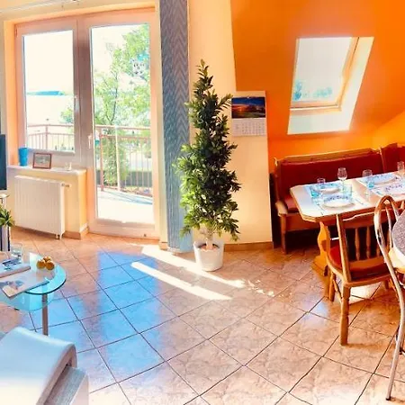 Sonnige Maisonette-wohnung Mit Blick Auf Bucht Apartment